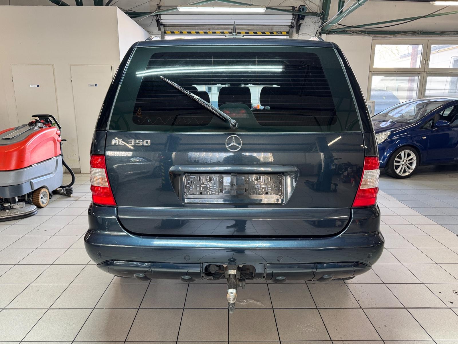 Mercedes-Benz ML350 2004 — engine 3.724 cm³, 235 HP (173kW)