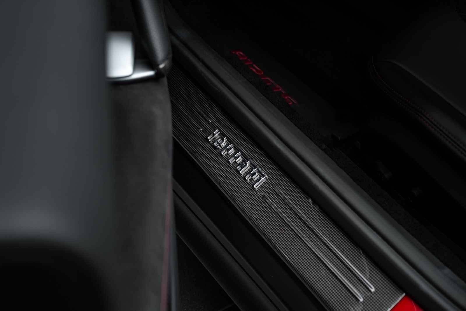 Fahrzeugabbildung Ferrari 812 GTS LIFT/SURROUND/CARBON/HISTORICAL COLOUR