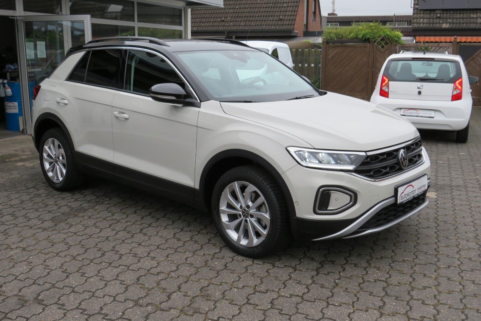 Fahrzeugabbildung Volkswagen T-Roc Life AHK ACC SITZH GJ NAVI APP 1.HD