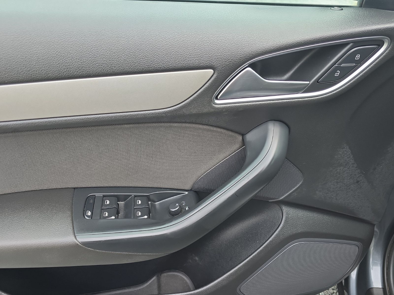 Fahrzeugabbildung Audi Q3 2.0 TDI quattro S-Line Automatik/Navi/PDC/