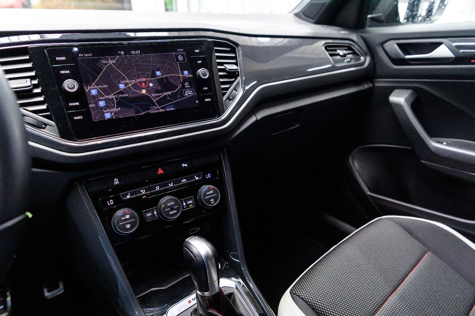 Fahrzeugabbildung Volkswagen T-Roc Sport 2.0 DSG 4Motion AHK SHZ ACC