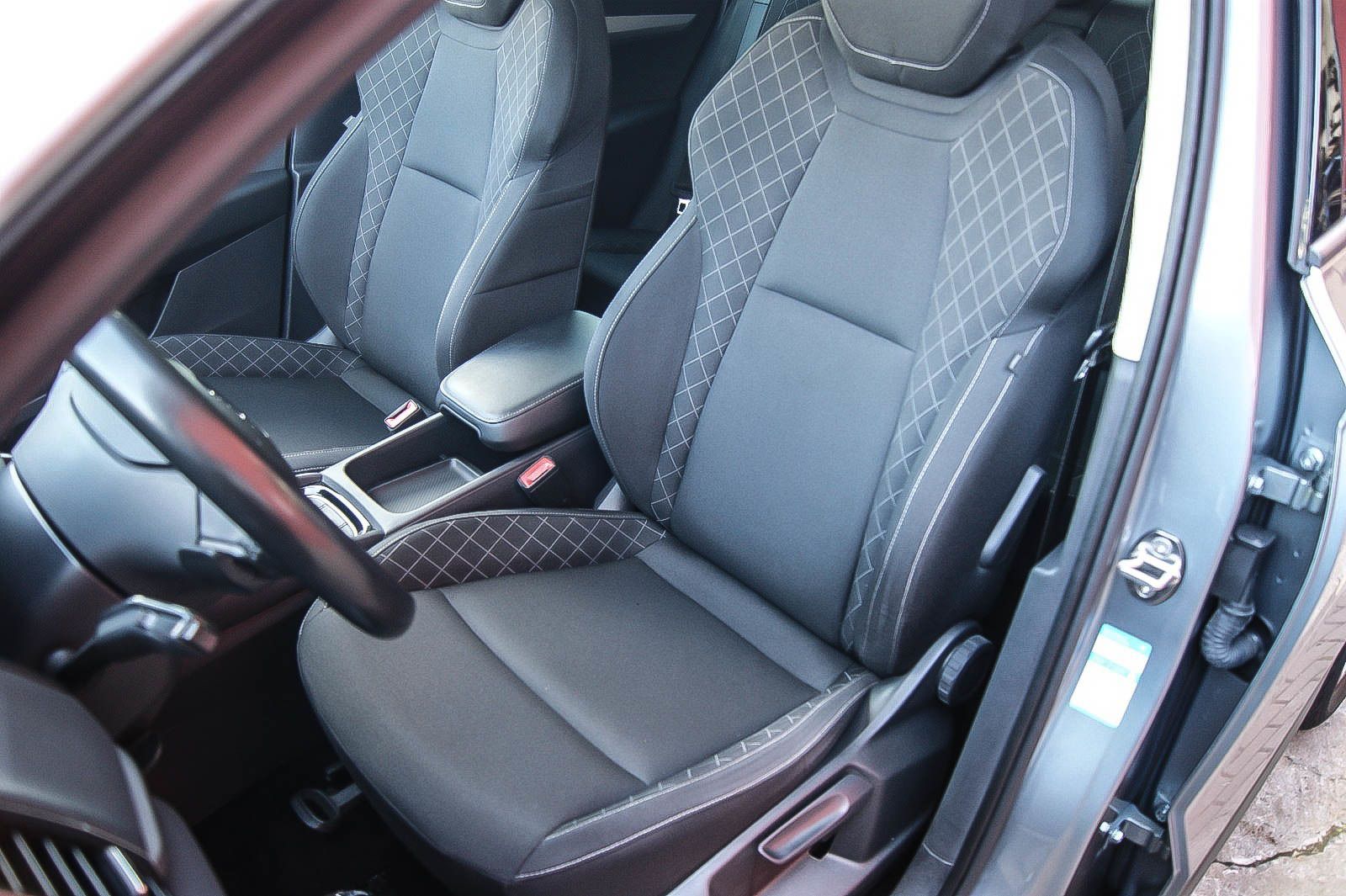 Fahrzeugabbildung SKODA Karoq 1.6 TDI DSG Ambition NAVI ANHÄNGERKUPPLUNG