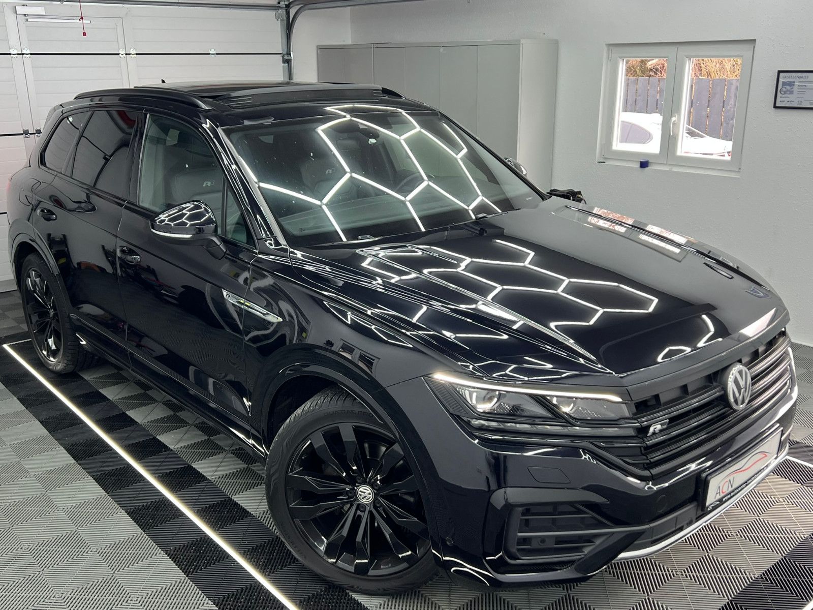 Fahrzeugabbildung Volkswagen Touareg R-Line 4Motion/PANO/AHK/MATRIX/BLACK OP.