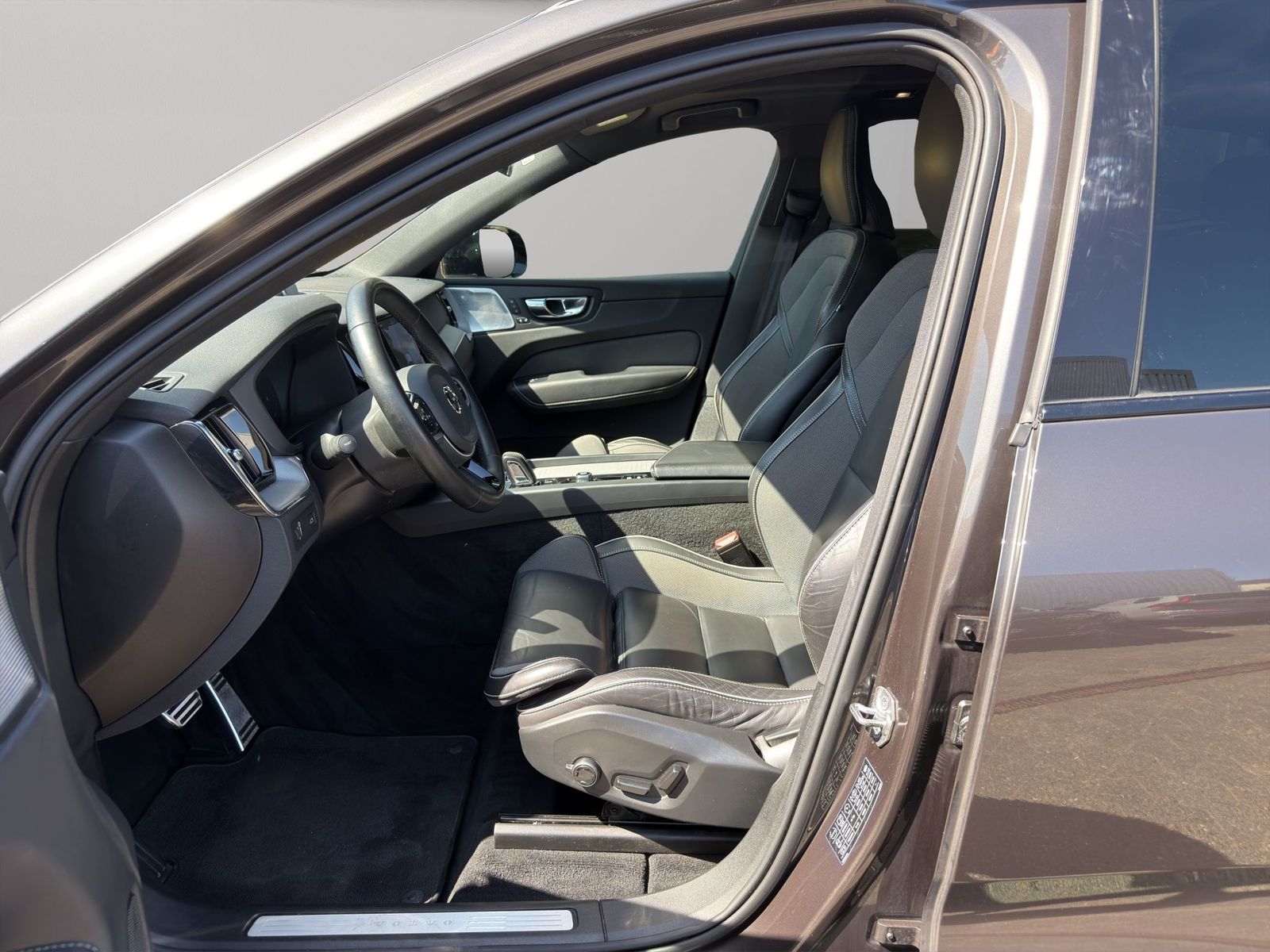 Volvo XC60 B5 AWD Diesel R-Design+Luft+BowersW+AHZV+ foto 5