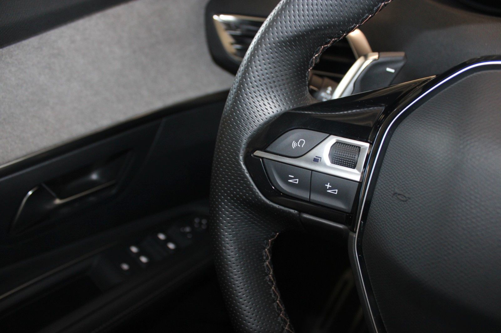 Fahrzeugabbildung Peugeot 3008 HYBRID4 300 e-EAT8 GT Full LED Panodach uvm
