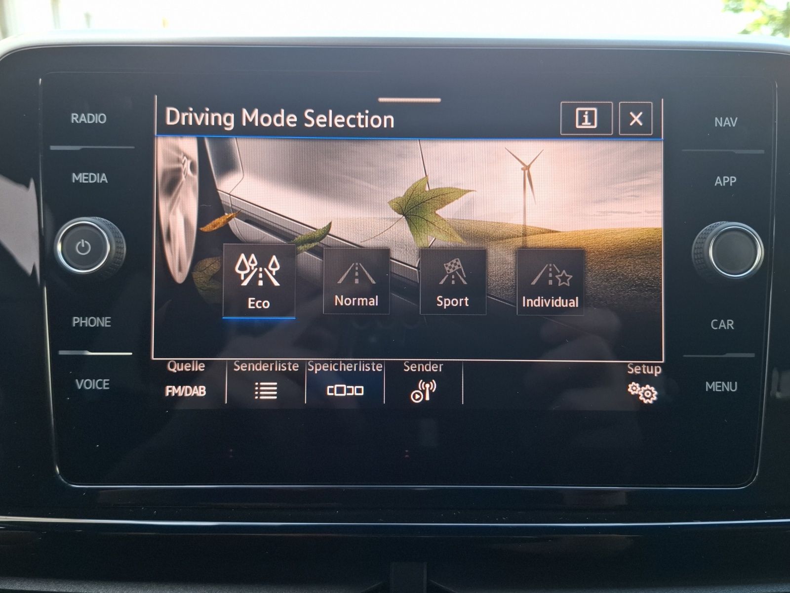 Fahrzeugabbildung Volkswagen T-Roc TSI R-Line DSG LEDplus AHK Navi AID ACC RF