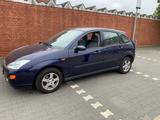Ford Focus 1.8 Ghia  - Ford Focus aus 2001: Ghia