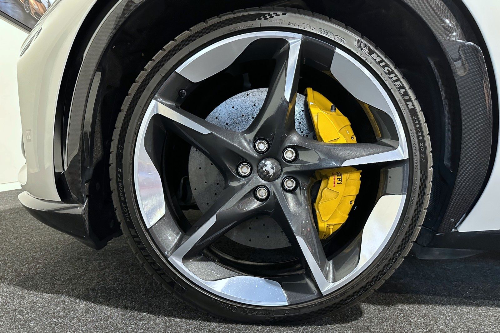 Fahrzeugabbildung Ferrari Purosangue | Carbon | Panorama | Massage Seats