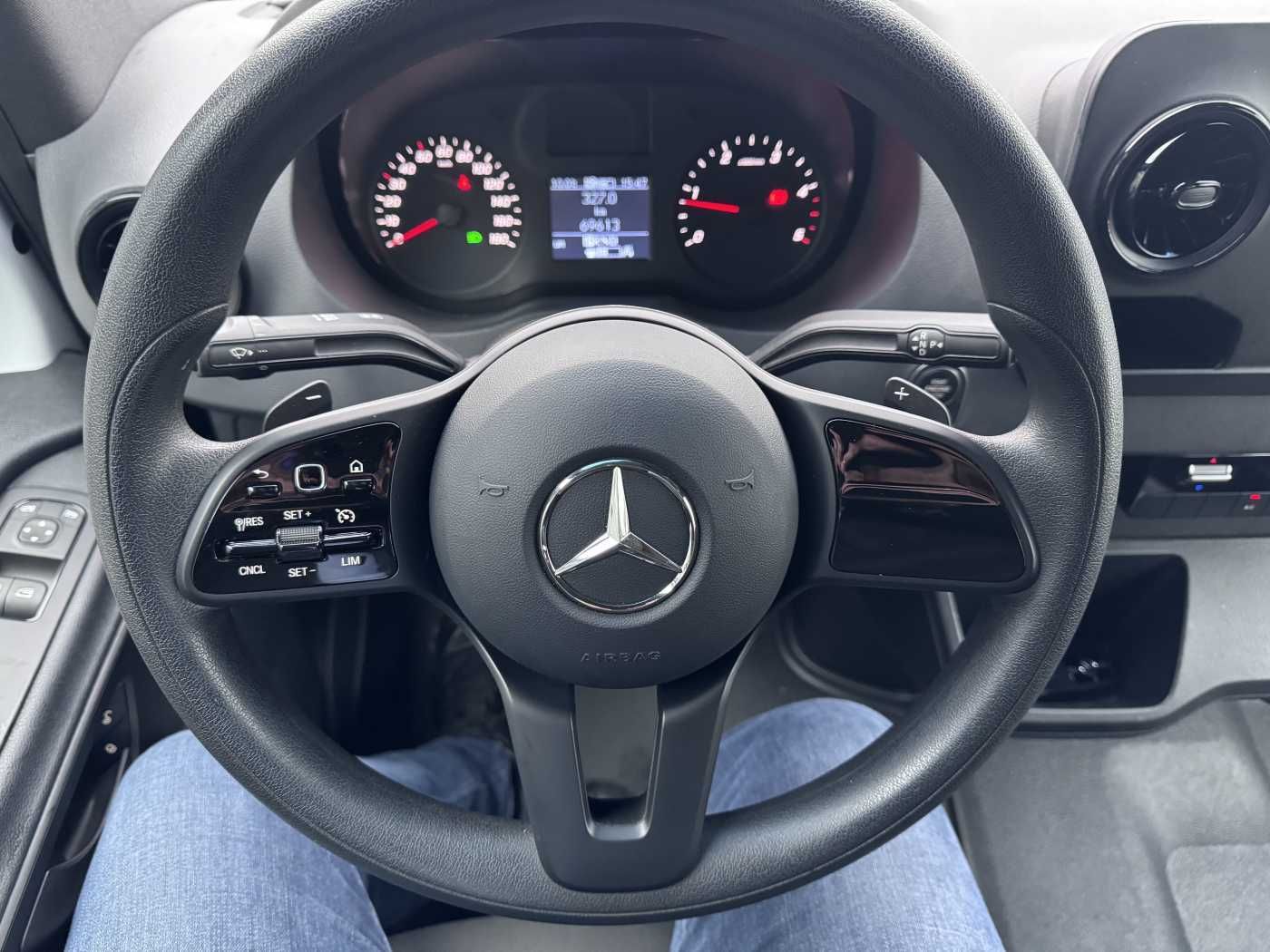 Fahrzeugabbildung Mercedes-Benz Sprinter 215 CDI DoKa 9G Klima AHK Tempomat SHZ