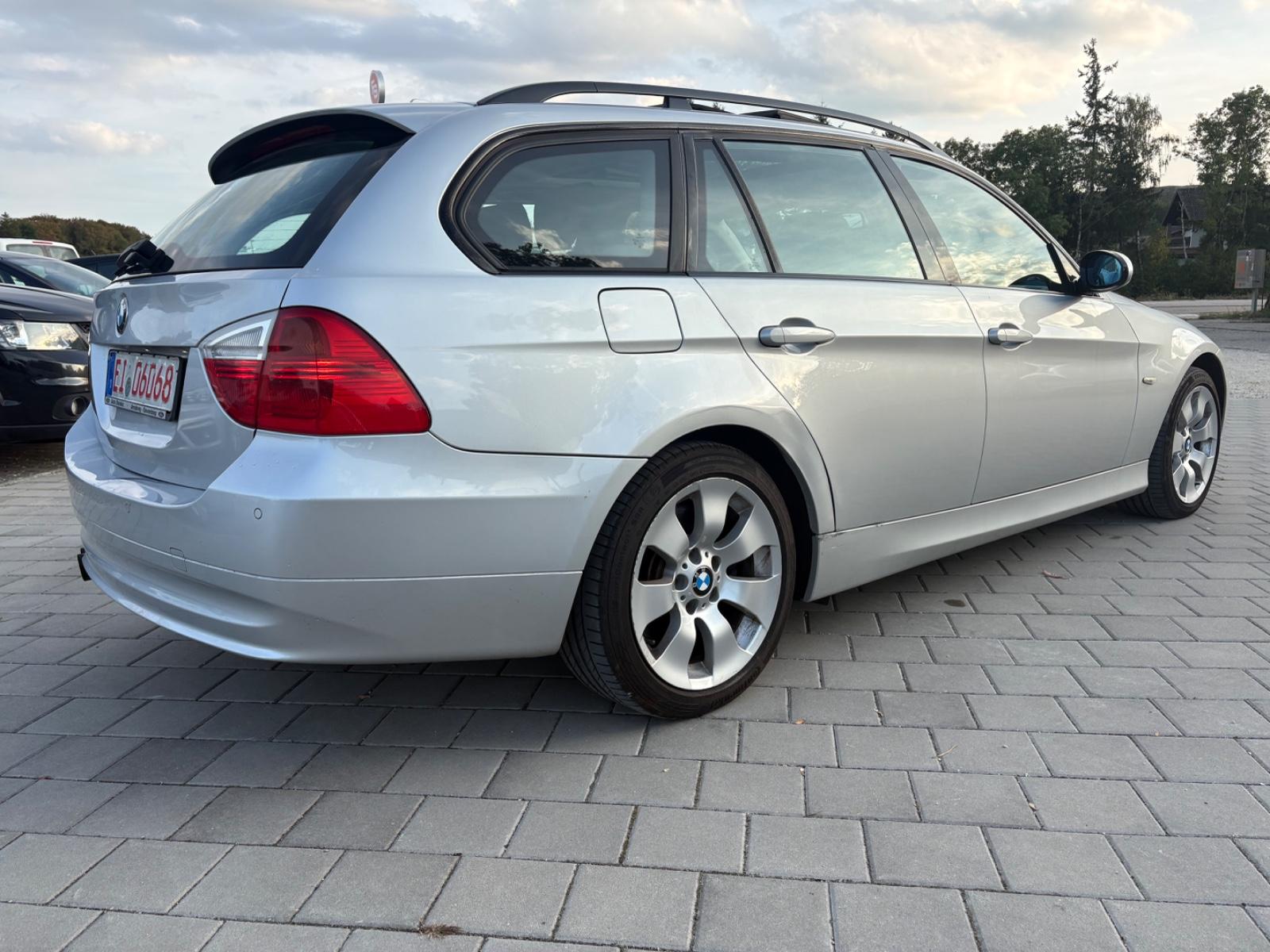 BMW 330xi Touring 272 ch 6 cylindres xDrive • Boîte manuelle 6 • Toit pano • GPS • Xénon • Radars AV/AR