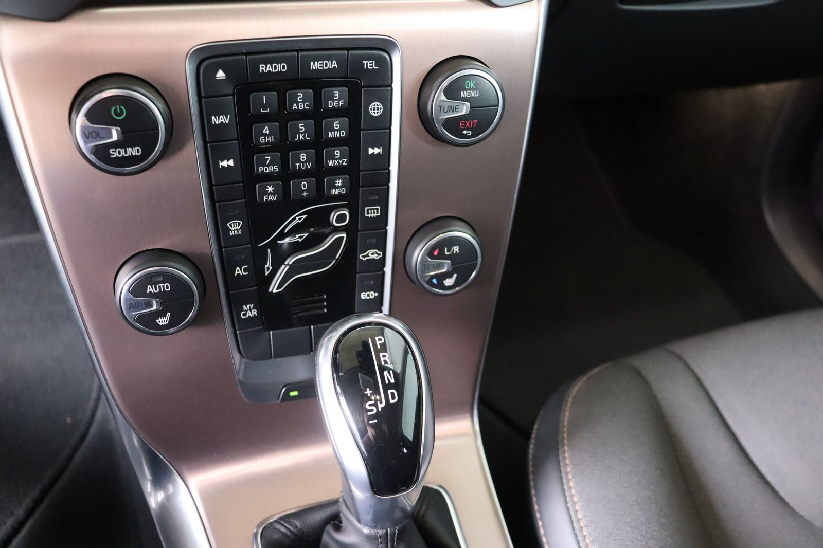 Fahrzeugabbildung Volvo V40 Cross Country * LED * Navi * RFK