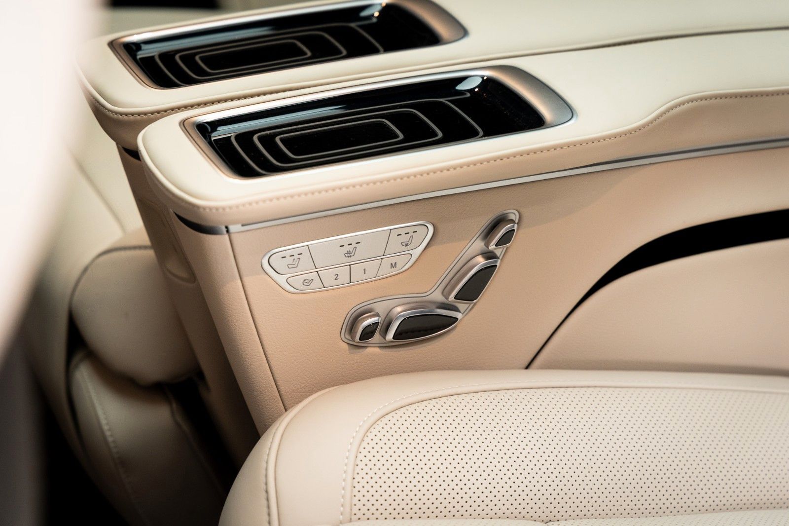 Fahrzeugabbildung Mercedes-Benz V 300 d 4MATIC EXCLUSIVE lang + AIRMATIC + Bur