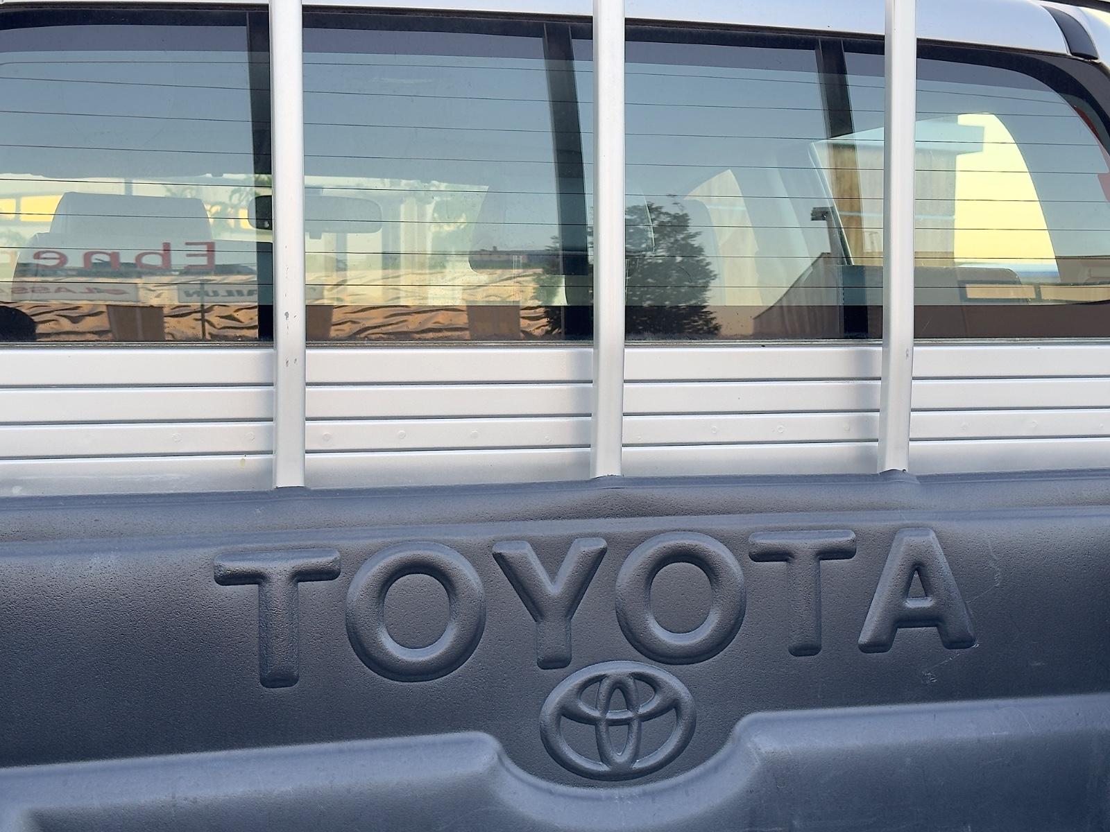 Toyota Hilux DK Country Double Cabine 2.5 D-4D 144ch 4x4 - 1 ère main - Révision faite - 65 000km - Carnet entretien