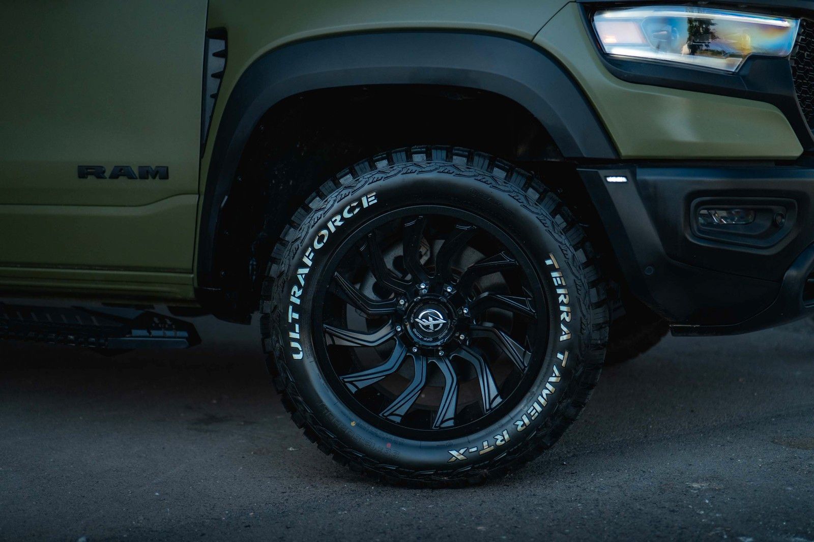 Fahrzeugabbildung Dodge RAM 5.7 V8 HEMI 4x4 LARAMIE OFFROAD TRX Styling