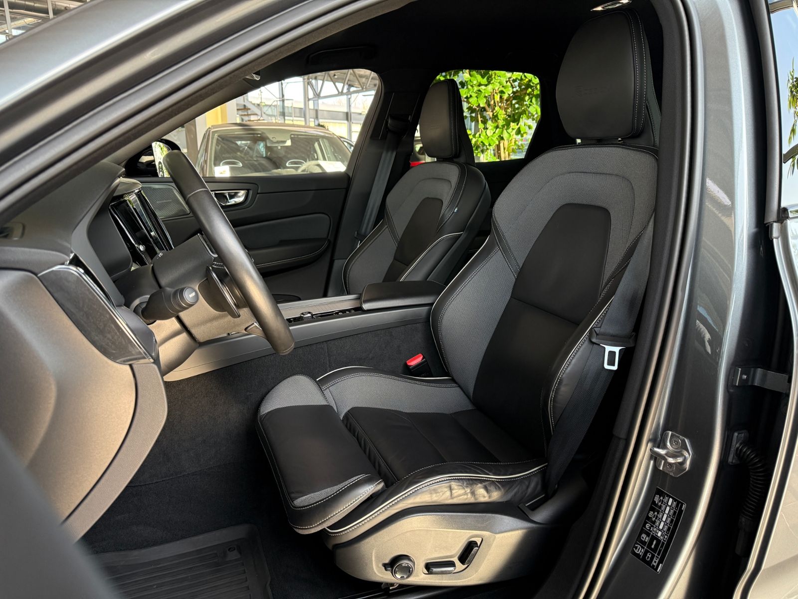 Fahrzeugabbildung Volvo XC60 R Design AHK H/K KAM LED