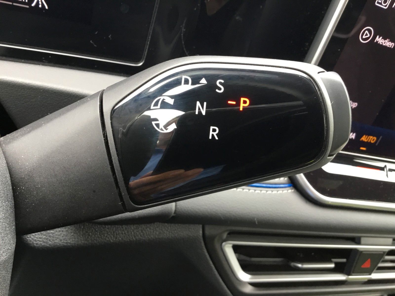 Fahrzeugabbildung Volkswagen Tiguan 2.0 TDI DSG 4M R-Line+AHK+20"+Pano