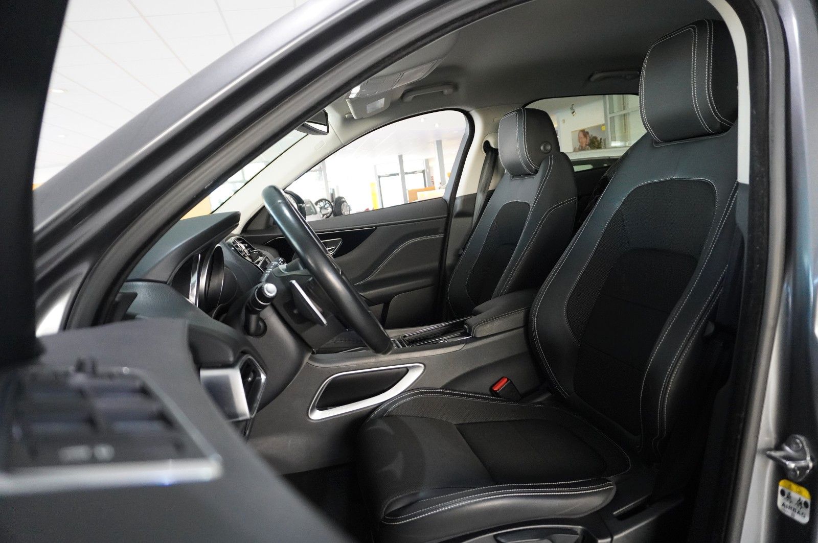 Fahrzeugabbildung Jaguar F-Pace 30D R-SPORT AWD NAVI/LED/SHZ/SPORT/AHK