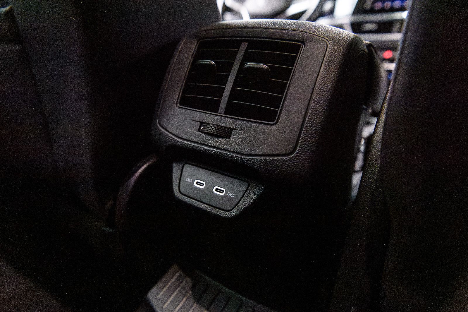 Fahrzeugabbildung Volkswagen T-Roc Style 1.5 TSI DSG LED+AHK+KEYLESS+KAMERA