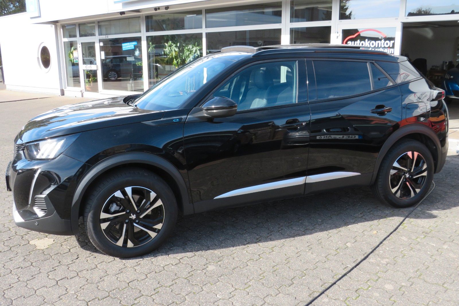 Fahrzeugabbildung Peugeot 2008 e- GT PANO NAVI KAMERA SITZH. PDC 1.HD