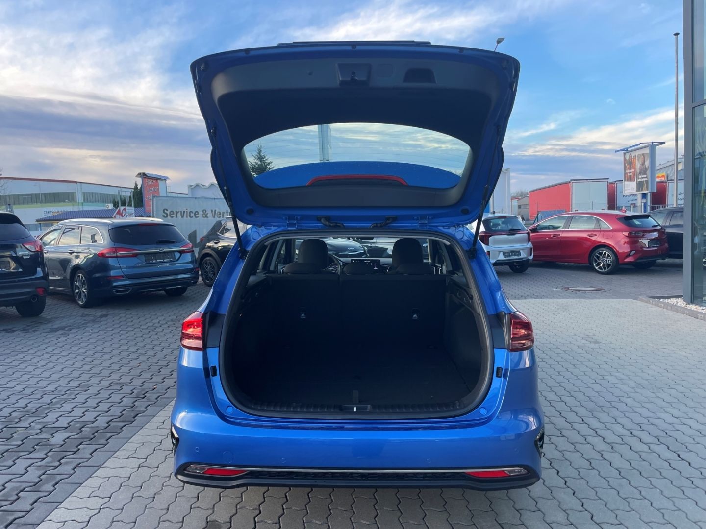 Fahrzeugabbildung Kia Ceed_sw Vision Kamera PDC VerkehrszeichERK