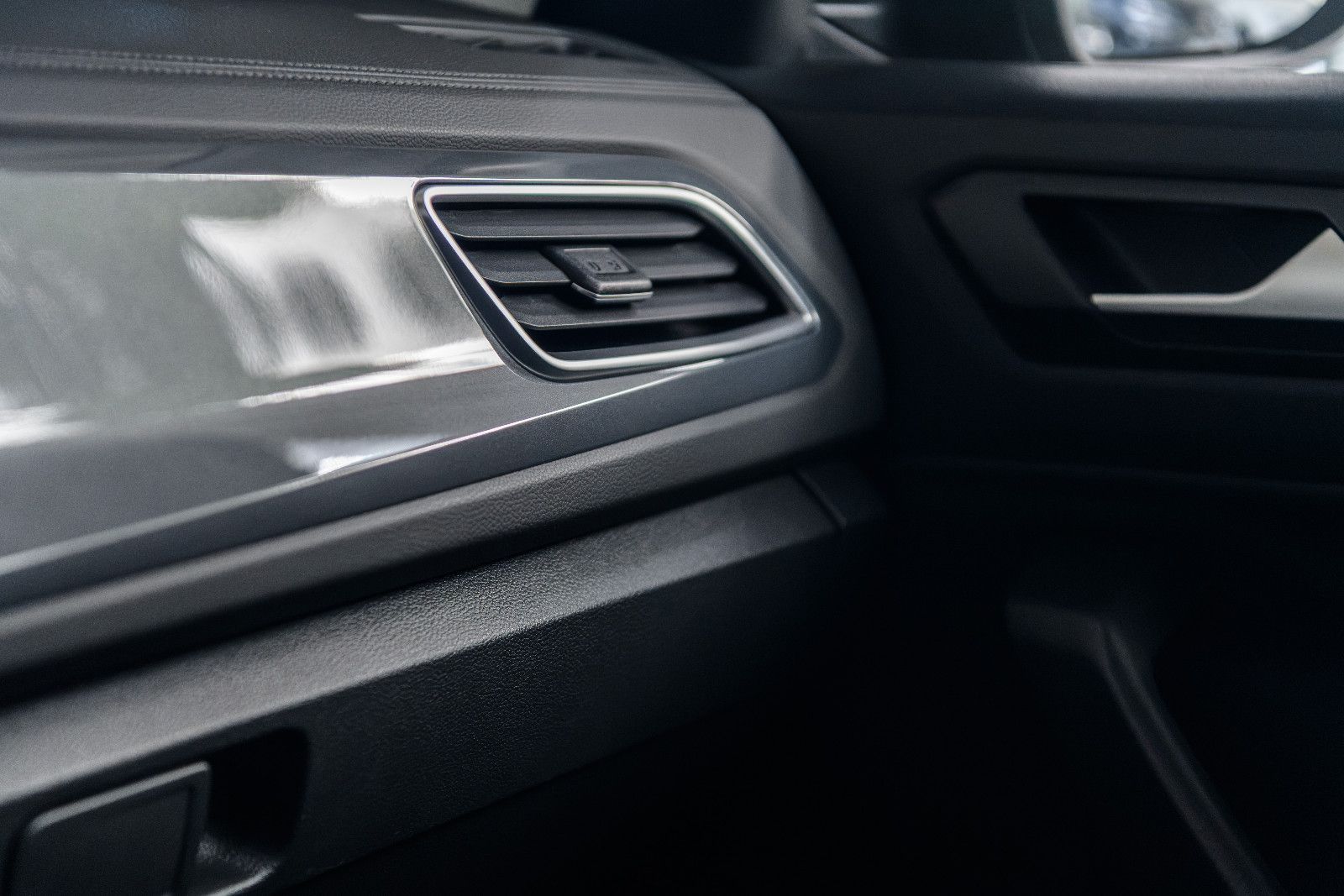 Fahrzeugabbildung Volkswagen T-Roc Style 2.0l TDI DSG + Navi + ACC + Keyless