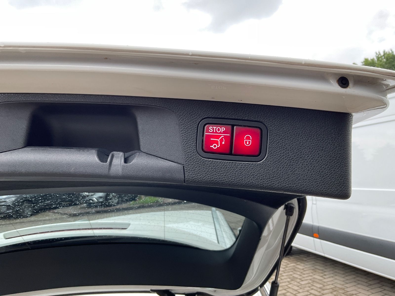 Fahrzeugabbildung Mercedes-Benz E 220 d T 4M,AMG, Memory,Kamera,AHK,Burmester