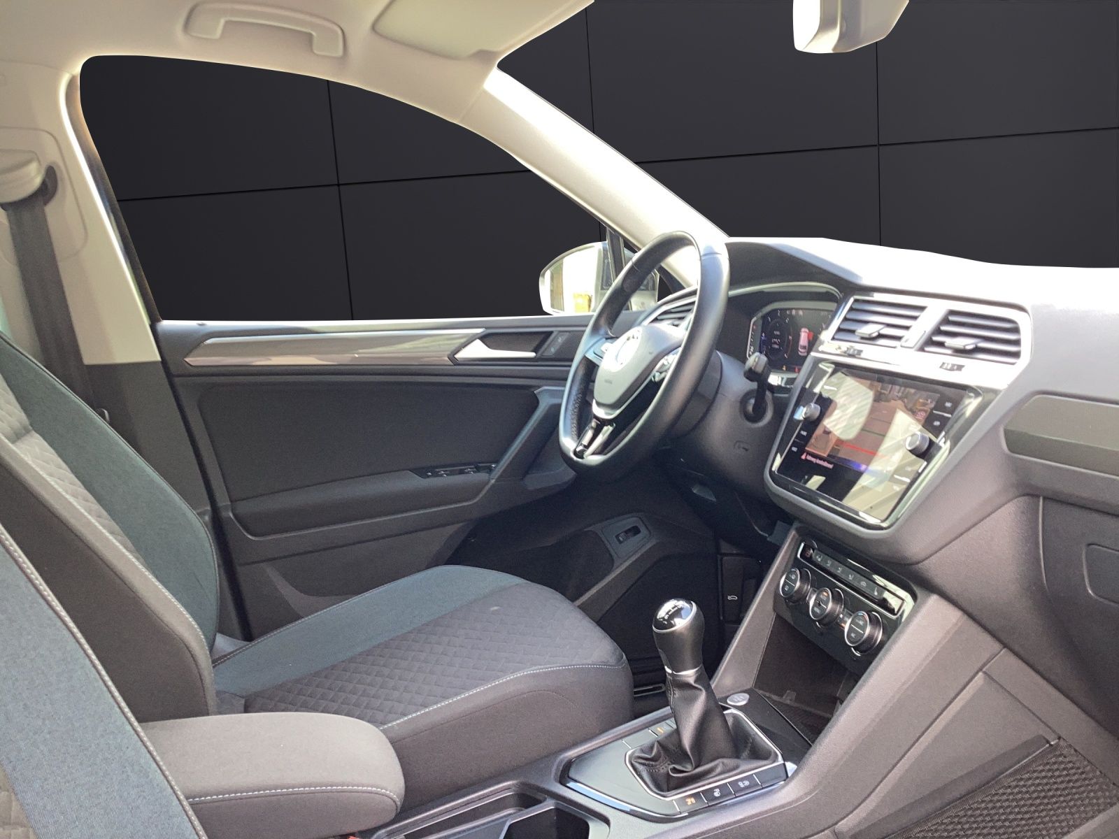 Fahrzeugabbildung Volkswagen Tiguan TDI IQ.DRIVE AHK Kamera ACC