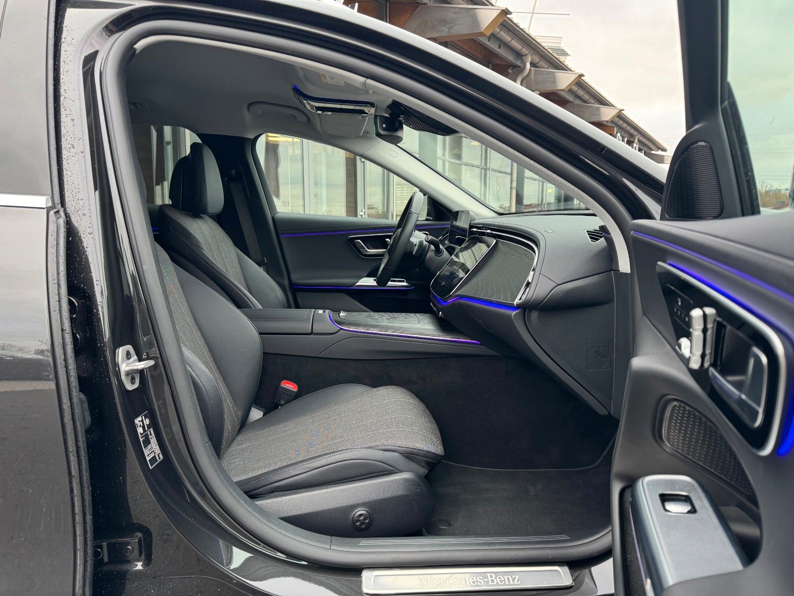 Fahrzeugabbildung Mercedes-Benz E 220d T Avantgarde+Distr+Digital+AHK+360