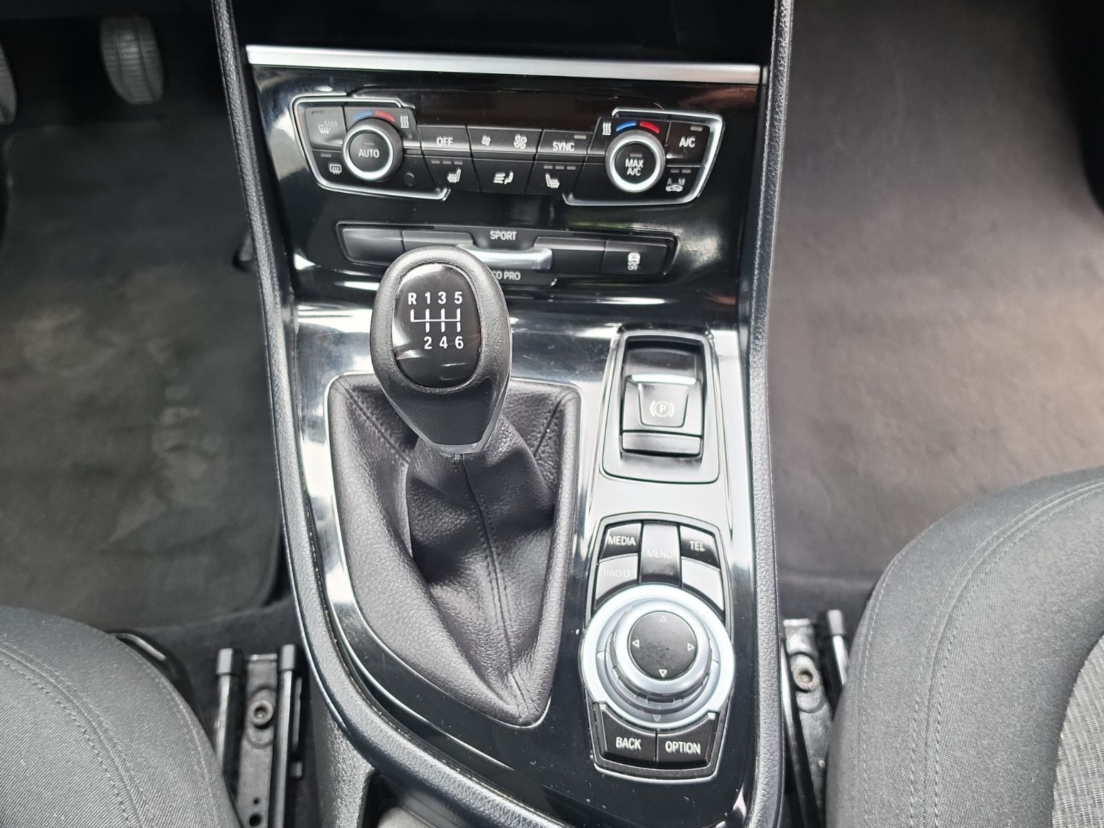 Fahrzeugabbildung BMW 218 2 Active Tourer 218 i TÜV SERVICE NEU
