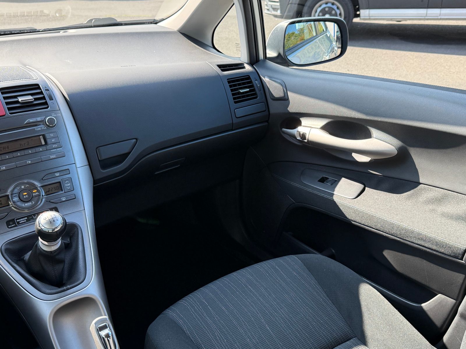 Fahrzeugabbildung Toyota Auris Life Klimaautomatik 2-Hand