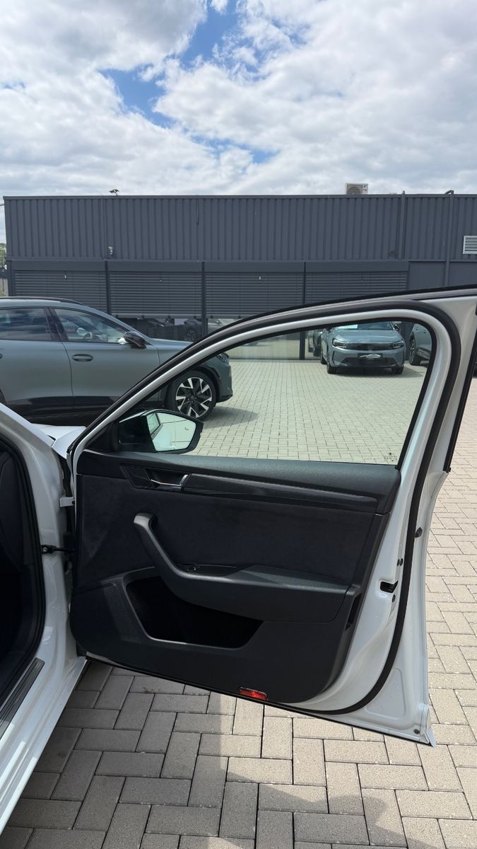 Skoda Superb Combi SportLine 4x4 DSG AHK Pano foto 14