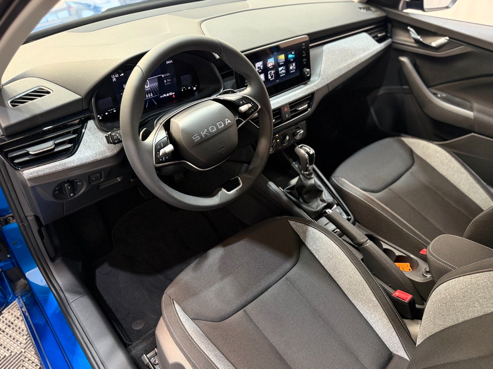 Fahrzeugabbildung SKODA Kamiq 1.0 TSI DSG Selection Black 17Z Kamera SHZ