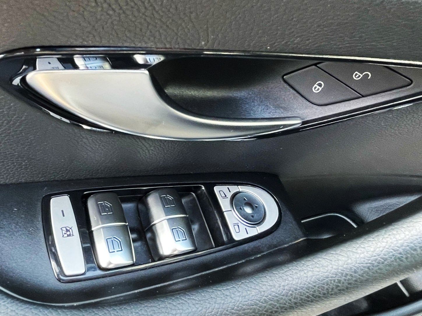 Fahrzeugabbildung Mercedes-Benz E 220T AUT. 4-MATIC NAVI CAM LED AHK 1.Hd