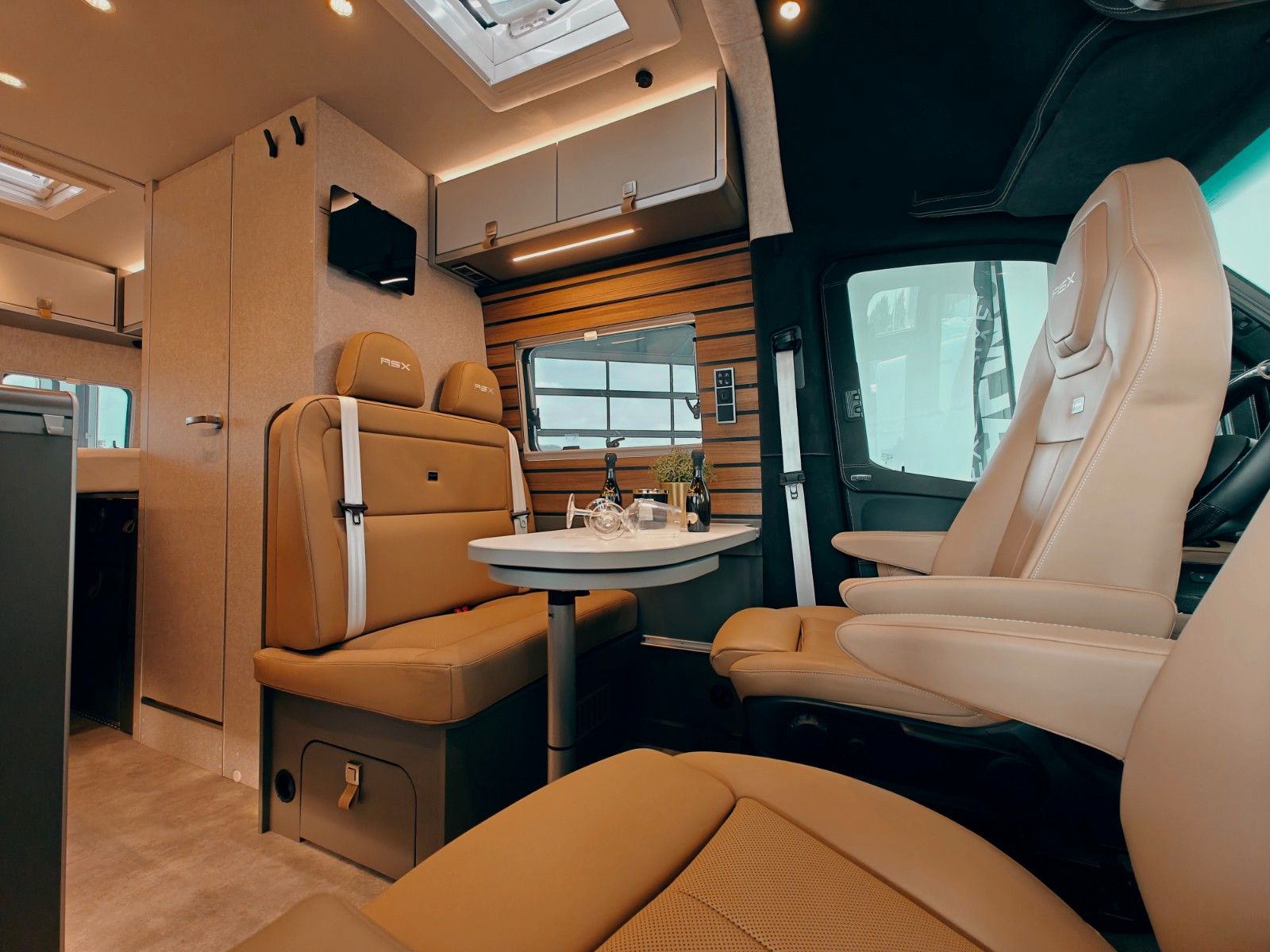 Fahrzeugabbildung HYMER / ERIBA / HYMERCAR GRAND CANYON S MB 600 4x4² RSX - TRIPLE CARBON