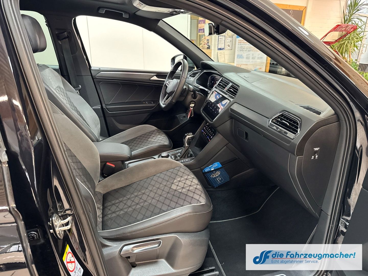 Fahrzeugabbildung Volkswagen Tiguan Allspace R-Line 4Motion Sportpaket HUD AD