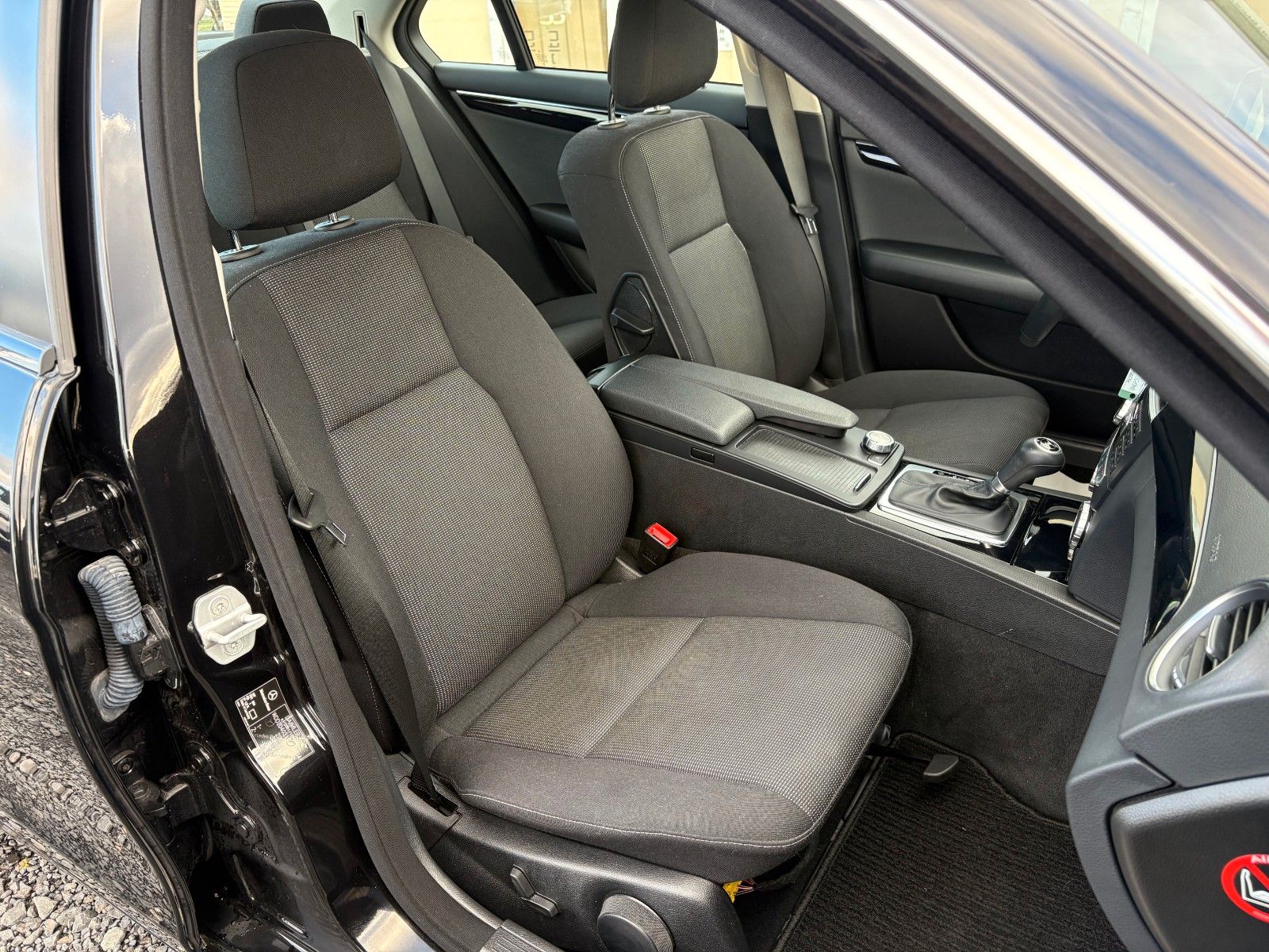 Fahrzeugabbildung Mercedes-Benz C 180 CGI Limo Classic Aut. Navi el. Sitze SPORT