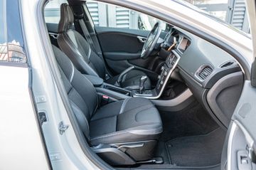 Fahrzeugabbildung Volvo V40 Momentum |RÜCKFAHRKAMERA|NAVI|PDC|SHZ|