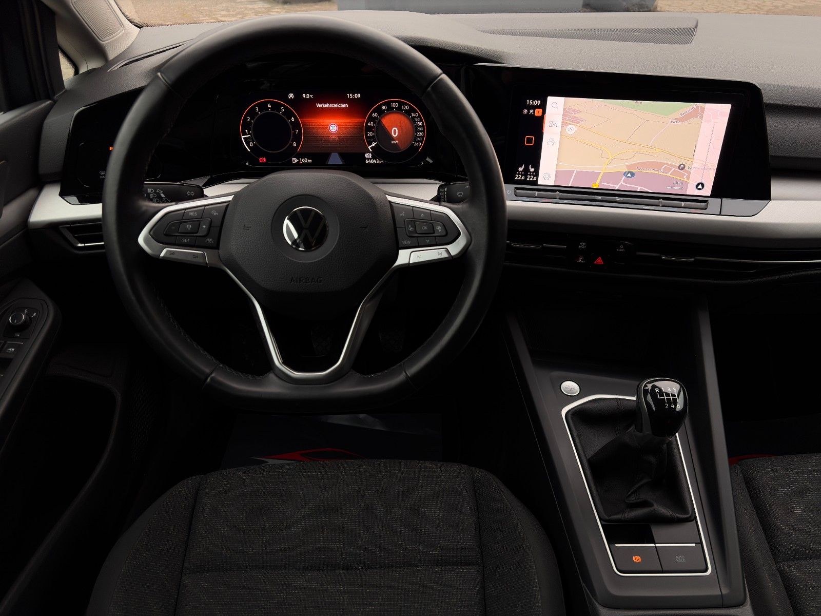 Fahrzeugabbildung Volkswagen Golf 1.5 TSI Life ACC LKAS PDC SHZ 3Z-Klima LED