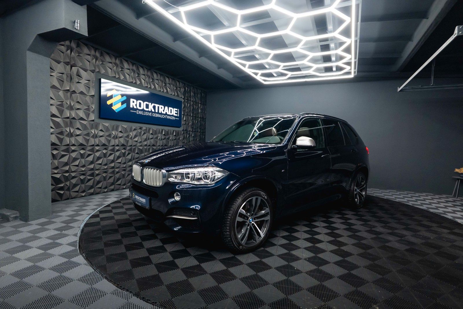 Fahrzeugabbildung BMW X5 M50d Performance *Pano*CarPlay*DAB*360°*  19%