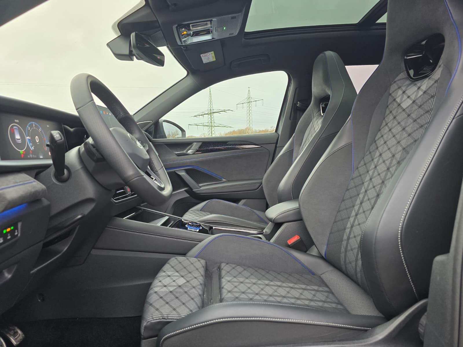 Fahrzeugabbildung Volkswagen Tayron 2.0 TDI 4M R-Line BLACK*7Si*MATRIX*PANO