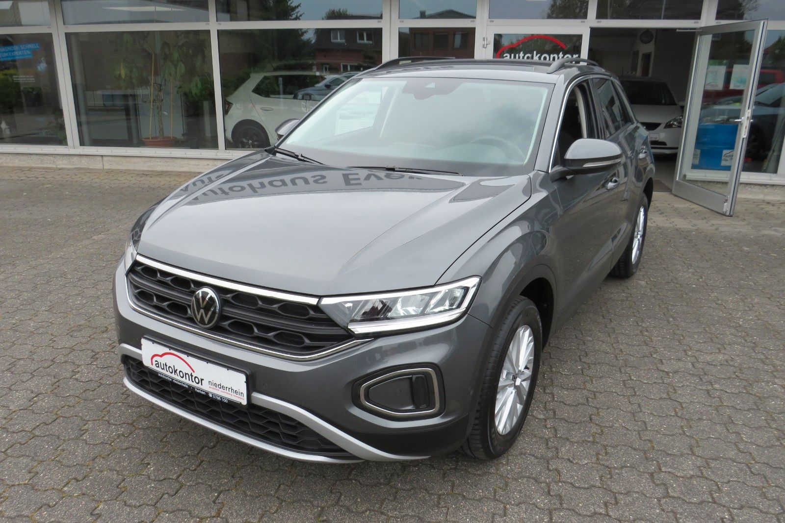 Fahrzeugabbildung Volkswagen T-Roc Life NAVI ACC SITZH. LED APP-CON. 1.H
