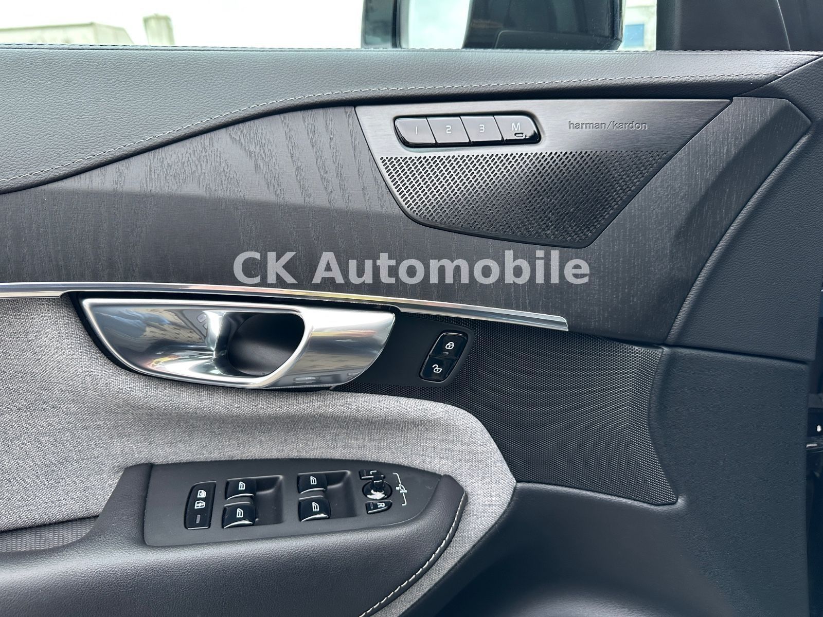 Fahrzeugabbildung Volvo XC90 T8 Ultimate Dark AWD/7 Sitze/Head-Up/LED