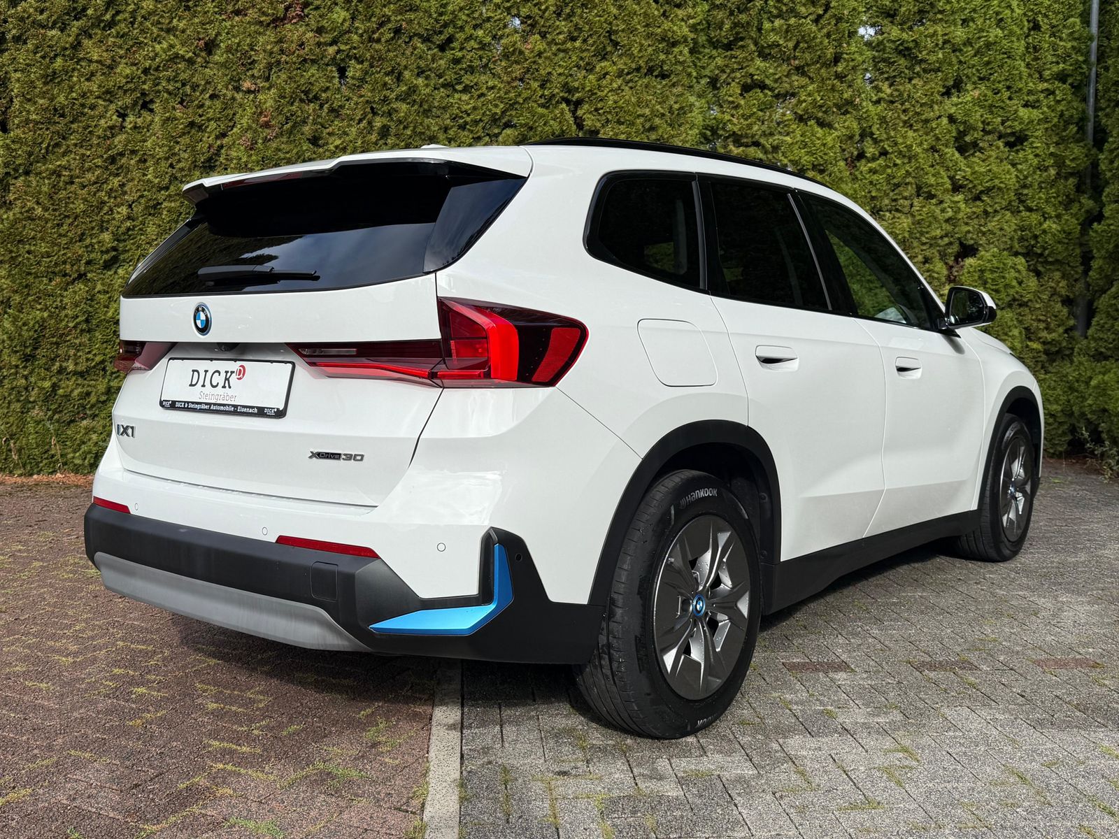 Fahrzeugabbildung BMW iX1 30 xDrive 64 kWh SHADOW+LIFE+SHZ+KAM+LEDER+M