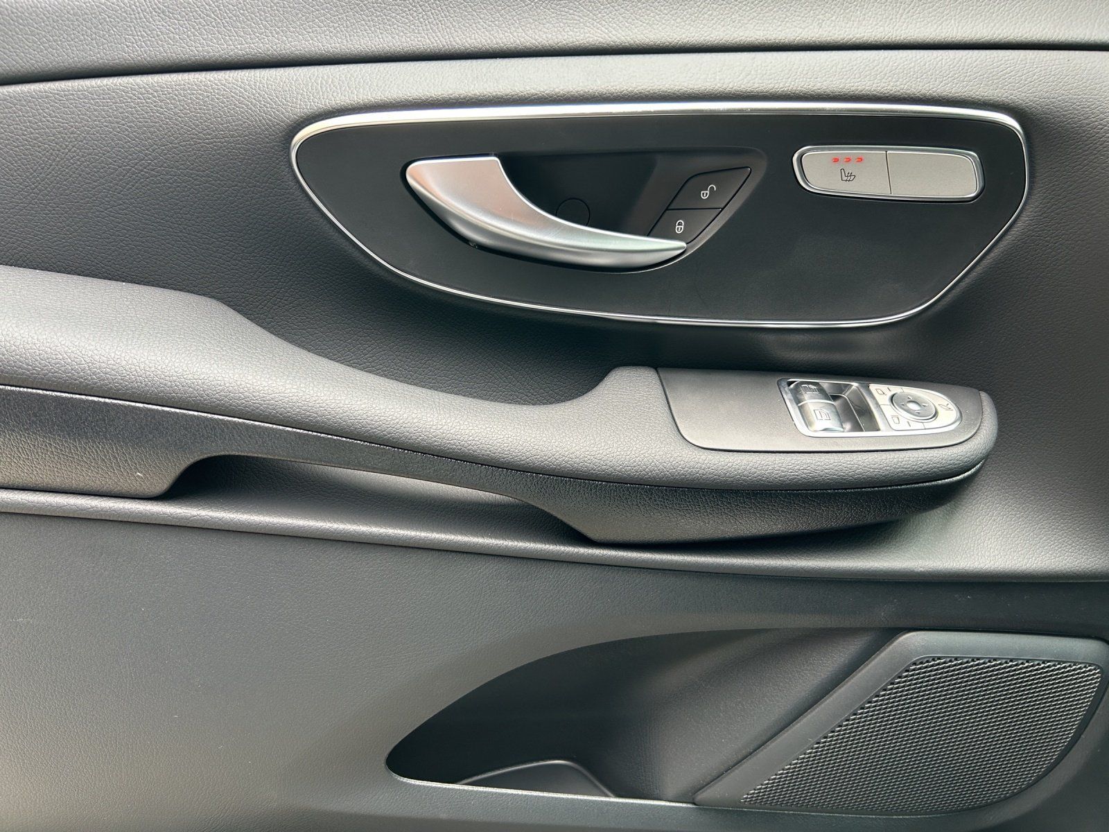 Fahrzeugabbildung Mercedes-Benz V 300 d STYLE lang MBUX DISTRO SHZ 360°