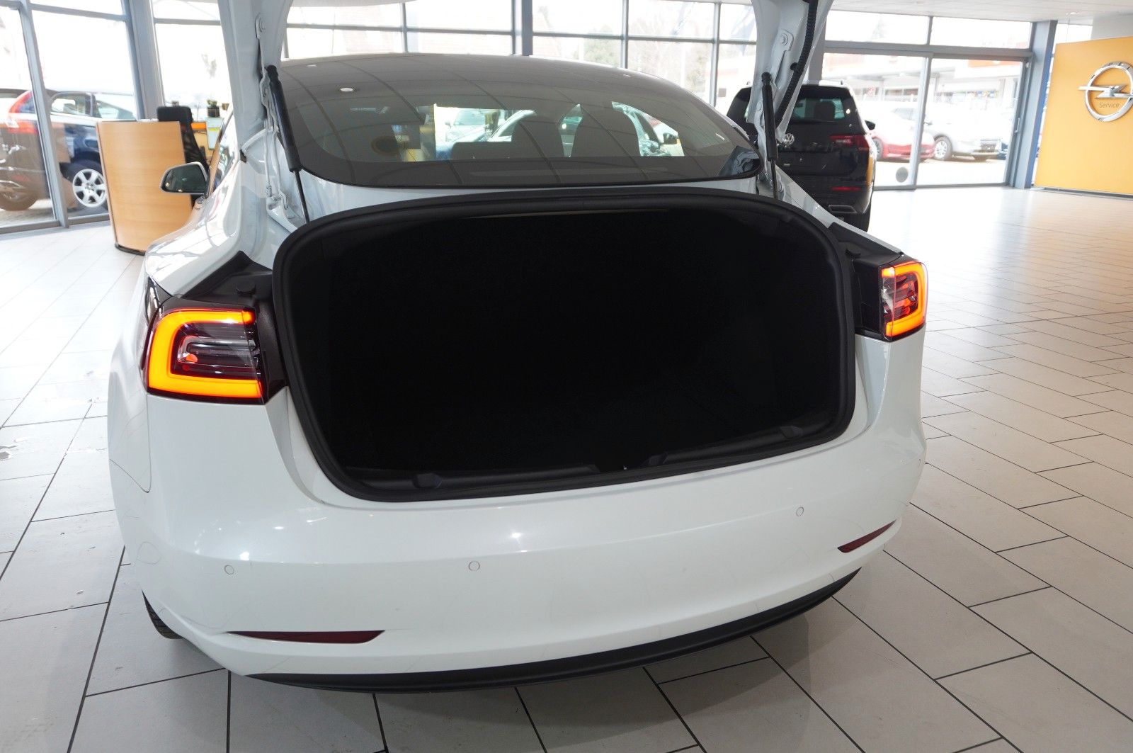 Fahrzeugabbildung Tesla Model 3 Standard Range Plus NAVI/KAMERA/SH/PANO