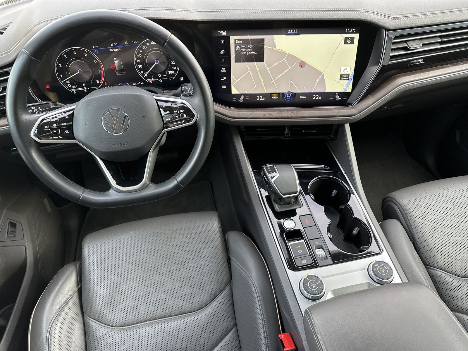Fahrzeugabbildung Volkswagen Touareg 3.0 TSI 4M Atmosphere NAV+LED+KAM+PANORA
