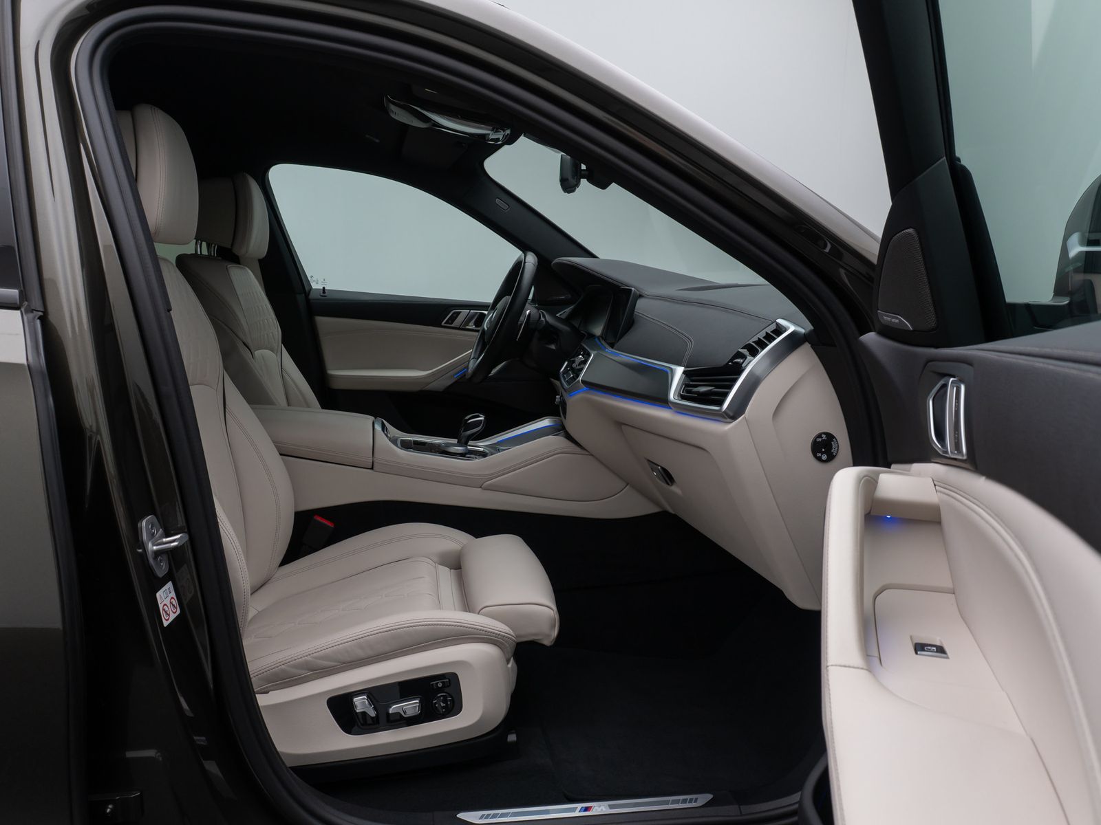 Fahrzeugabbildung BMW X6 xD40d M Sport 360° HUD H/K 22Zoll Individual