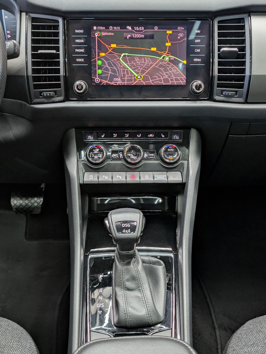 Fahrzeugabbildung SKODA Kodiaq Clever 4x4 PANO*AHK*CANTON*4xSHZ*7-Sitzer