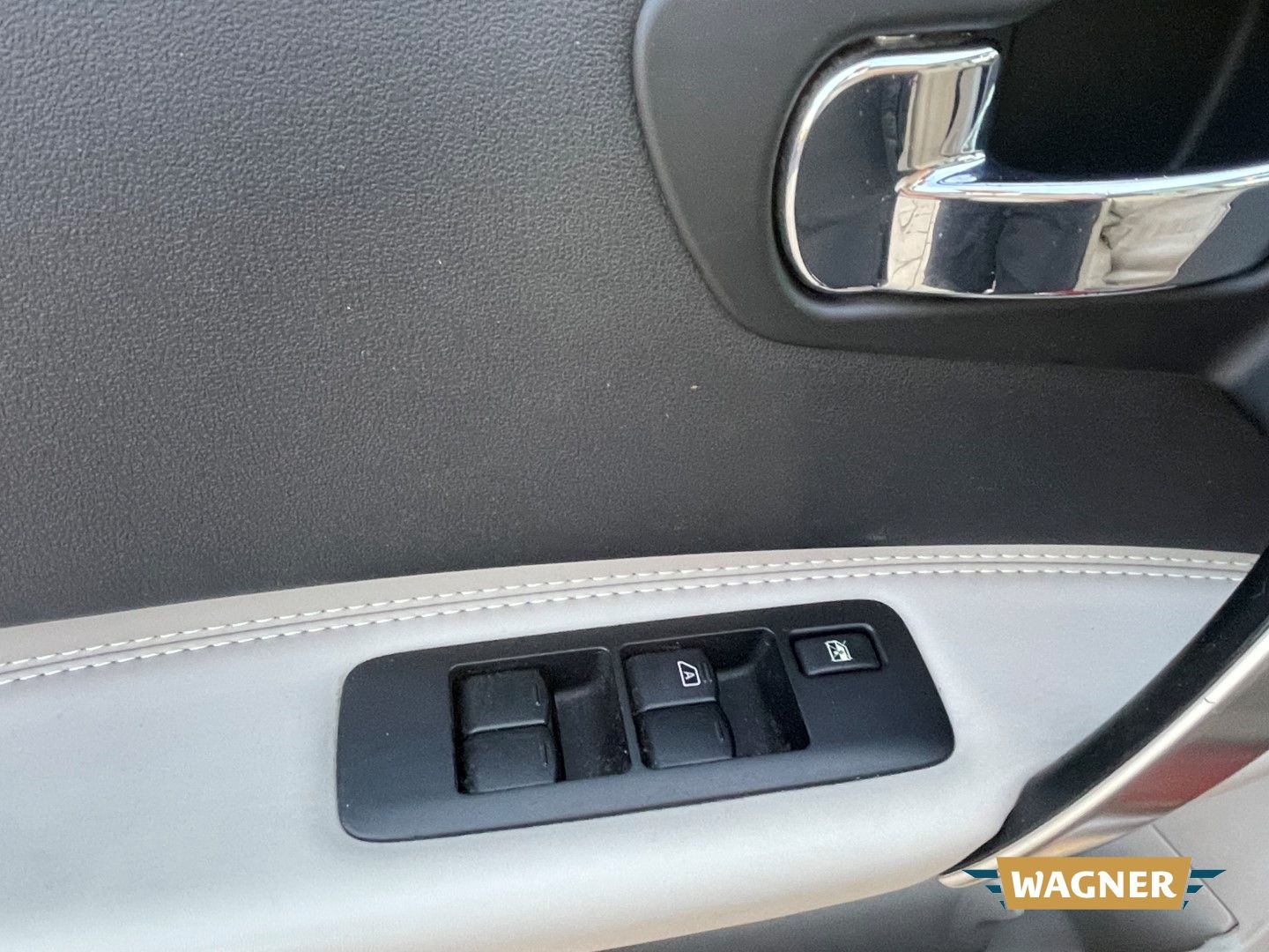 Fahrzeugabbildung Nissan Qashqai+2 Tekna 4X4 Automatik Klimaautomatik 7-S