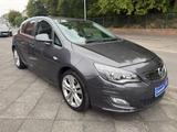 Opel Astra J Lim. 5-trg. Innovation - Opel Astra mit Benzin-Antrieb: Schiebedach